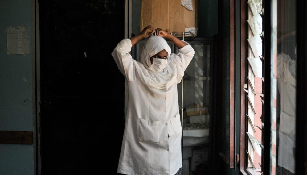 A nurse putting her face mask.
Credit image : Flickr / AMISOM Public Information