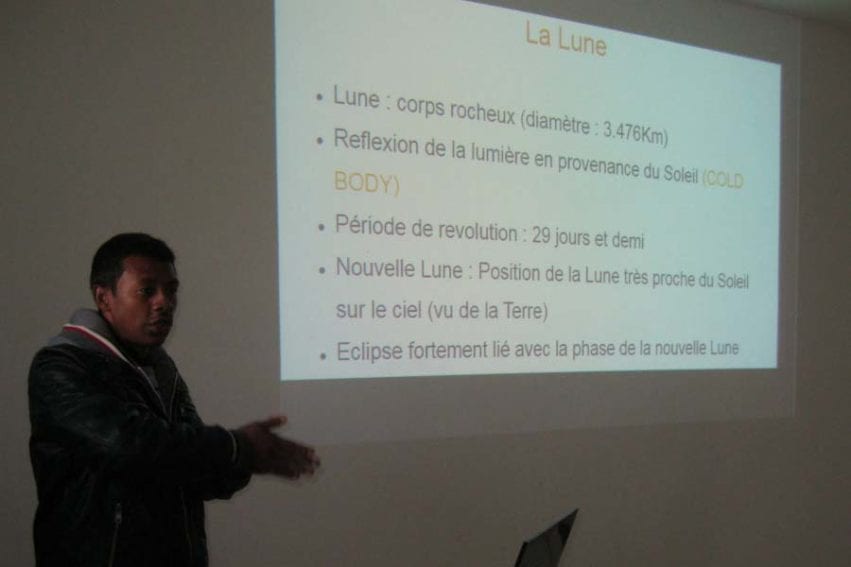 Riva Rajaomahefasoa, chercheur à l’Institut et observatoire géophysique d’Antananarivo (IOGA), expliquant à un public profane le mécanisme à l’origine des éclipses.

