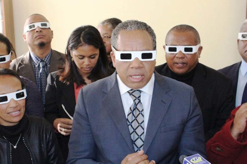 L’éclipse annulaire était pour la Grande Île une opportunité à saisir. Ici, le ministre malgache du Tourisme, Roland Ratsiraka et son staff s'affichent dans des apparâts décontractés, avec des lunettes spéciales éclipse.
