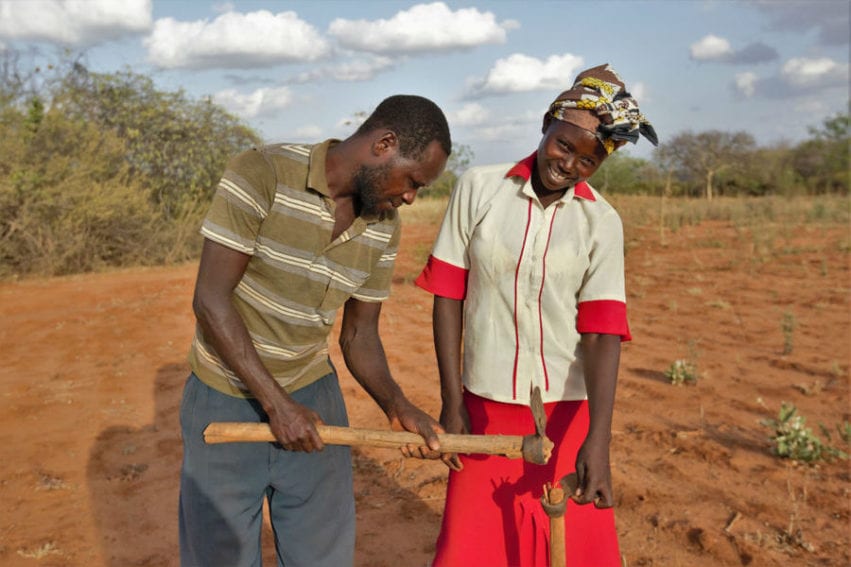 Peter et son épouse Mary, qui sont de petits agriculteurs à Mwingi, préparent leur ferme en utilisant les enseignements des formations.
