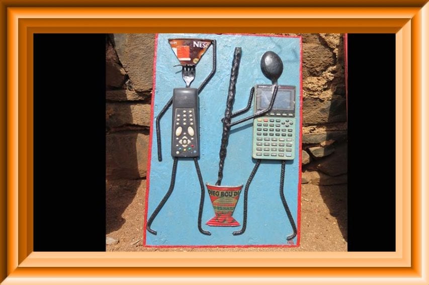 Sur ce tableau, Vieux Mbodj représente une scène de la vie dans une famille, avec une calculatrice usagée et une télécommande.
