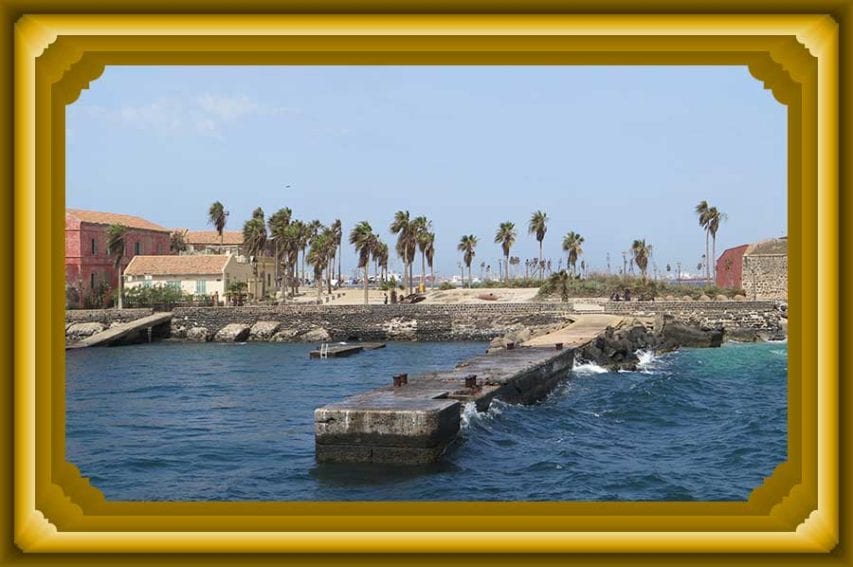 L'île de Gorée, à quelque 2.5 kilomètres de Dakar, est un lieu-symbole de la traite des esclaves, au XVIIe siécle. Des milliers d'esclaves noirs ont transité par ici pour se retrouver en Amérique.
