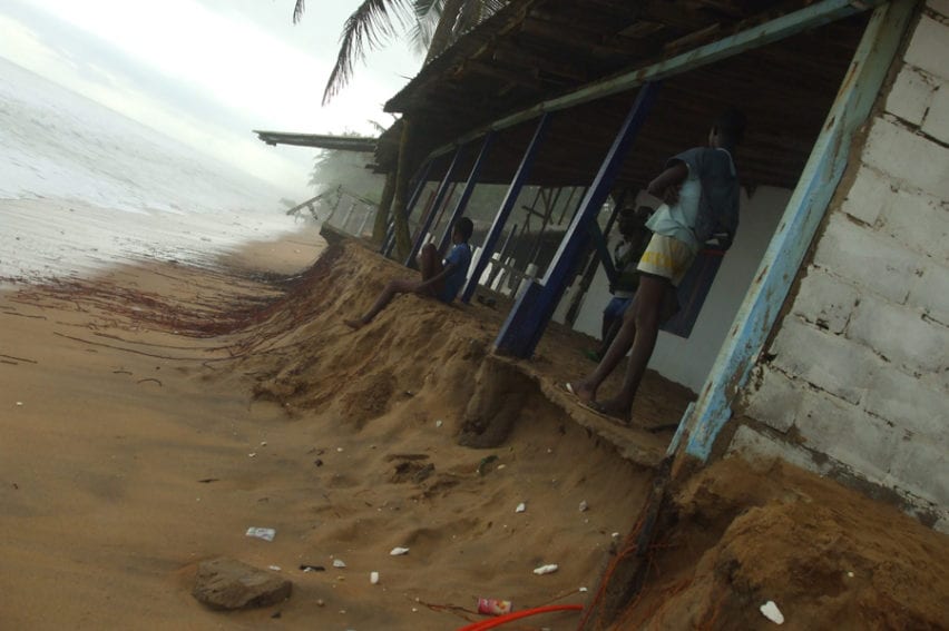 
	Pour les océanologues ivoiriens, la nature sablonneuse et argileuse des sols de la Côte bassamoise accélère l'érosion.
