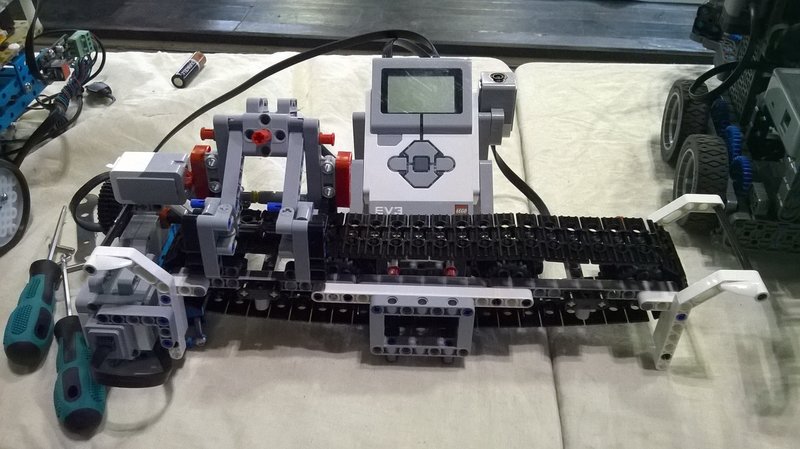 Des élèves de lycées et collèges ont reçu des kits complets pour assembler des robots miniatures.
