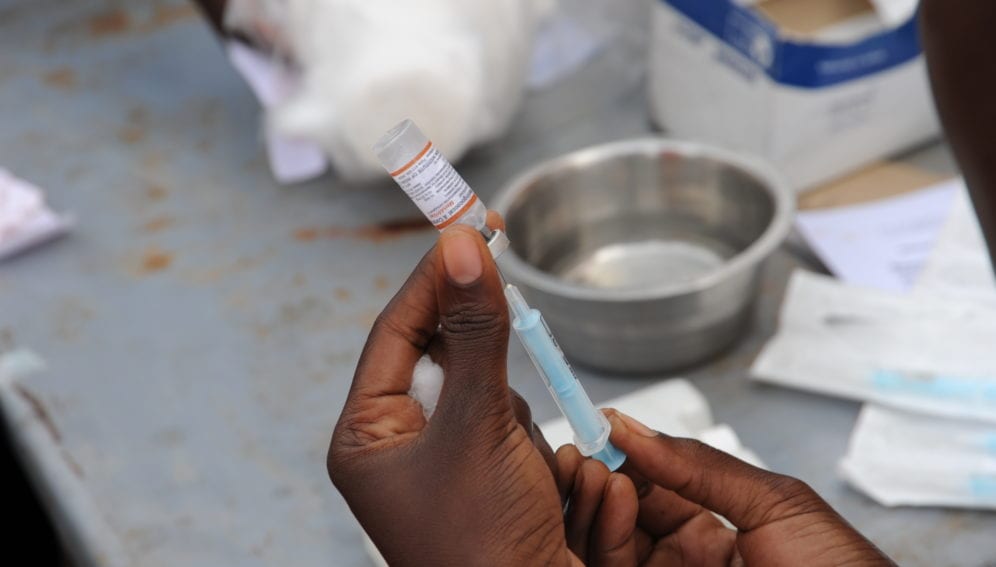 Une seringue et un vaccin.
Credit image : Flickr / OMS