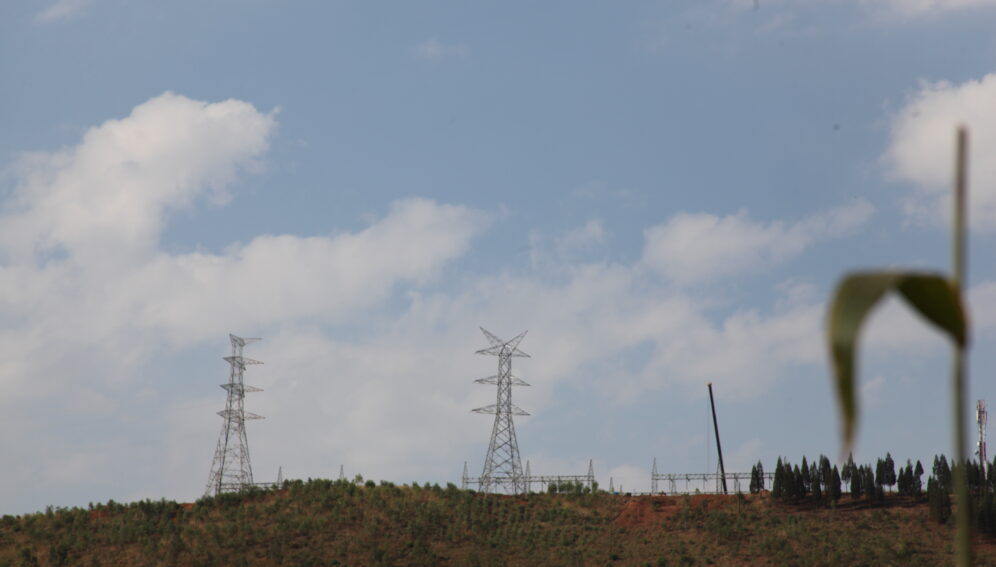 La savane déboisée sur la colline Nyankuraz au détriment du centre de dispatching de l’électricité pour les trois pays est construit
