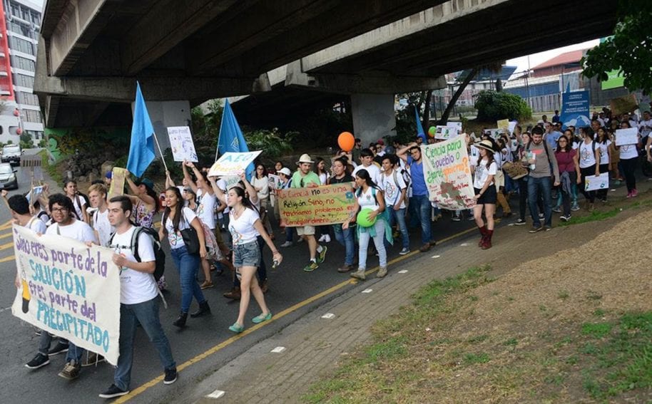 Unas 250 personas, entre investigadores, estudiantes, académicos, políticos y público en general, marcharon por la ciencia en Costa Rica.
