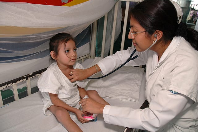 Medica ausculta a una nina