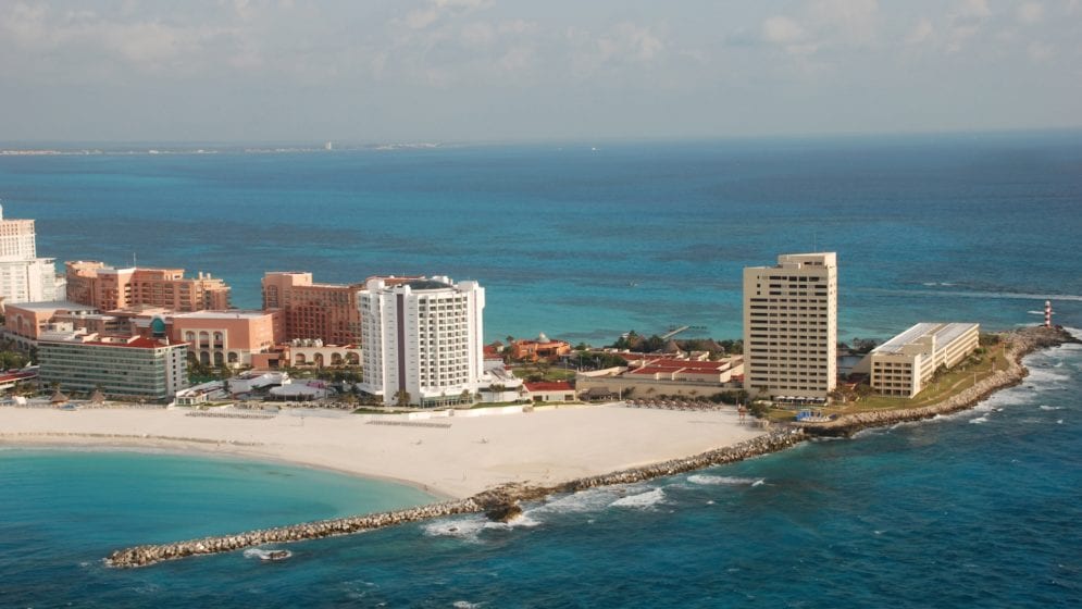 Punta Cancún está ubicada en la esquina de la saliente de tierra que constituye el balneario Cancún. Hasta los años 60 estaba infestada de serpientes y poco desarrollada. Sin embargo, su rápido crecimiento ha conllevado a la erosión de la playa y la destrucción de las dunas de arena.
