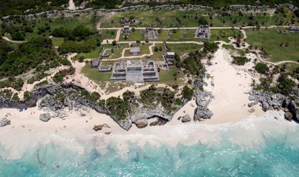 Tulum, que en maya significa muralla, es probablemente la zona arqueológica más conocida de la Riviera Maya. Se ubica en el Parque Nacional del mismo nombre, declarado como tal en 1981. 
