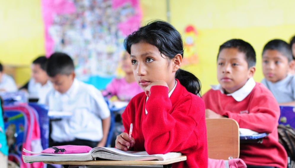 A girl pays attention in a classroom in El Renacimiento school, in Villa Nueva, Guatemala. Photo Maria Fleischmann.World Bank