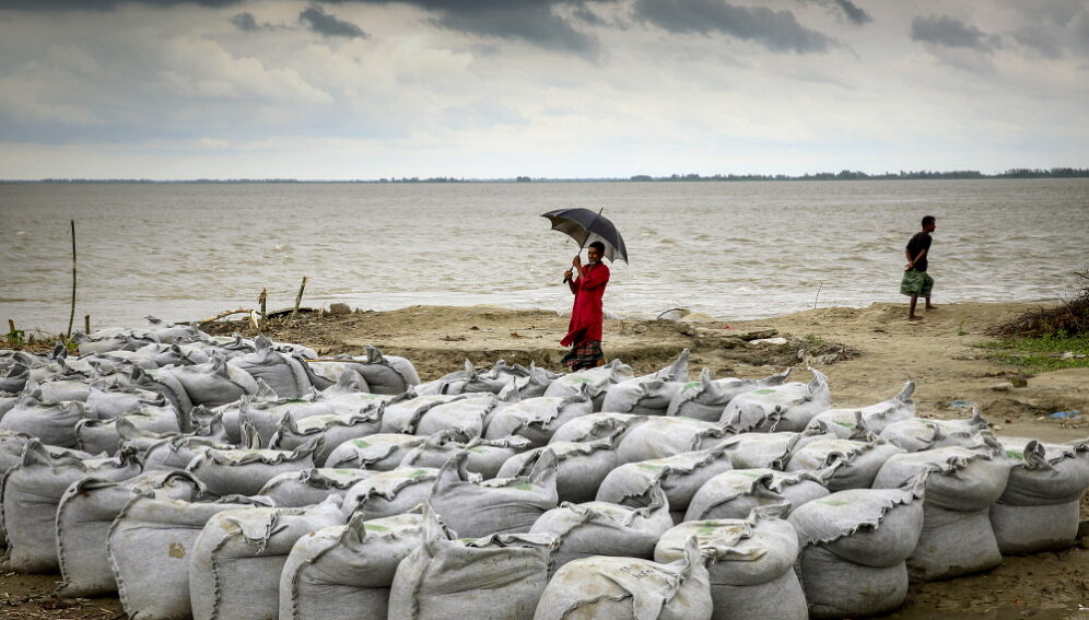 Flooding India Sand bags Panos.jpg