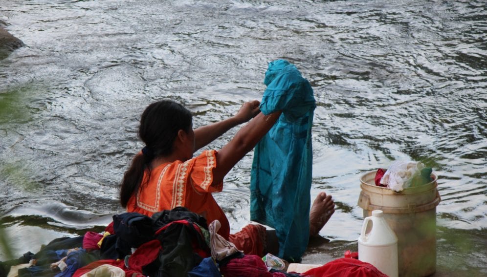 mujer lavando en rio by marcelino rosario