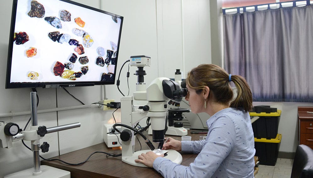 mujer microscopio Laura RodrÃ­guez UCR