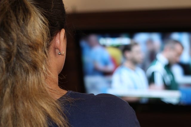 mujer viendo tv_pixabay_Luis Wilker Perelo