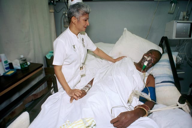 OPS enfermera con paciente