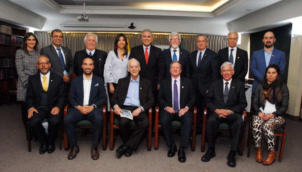 presidente duque con cientificos colombianos.jpg
