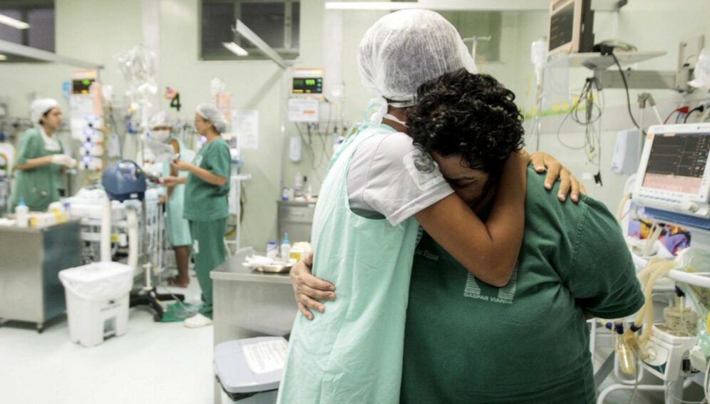 Dr. Maria José Leão Lima e Fabia Bastos mãe de uma paciente