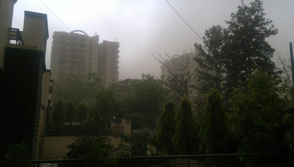 1200px-A_dust_storm_blots_out_the_sun,_Gurgaon,Haryana,India