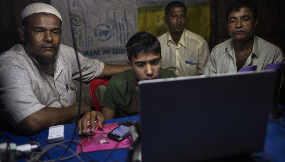 Rohingya refugees computer - main