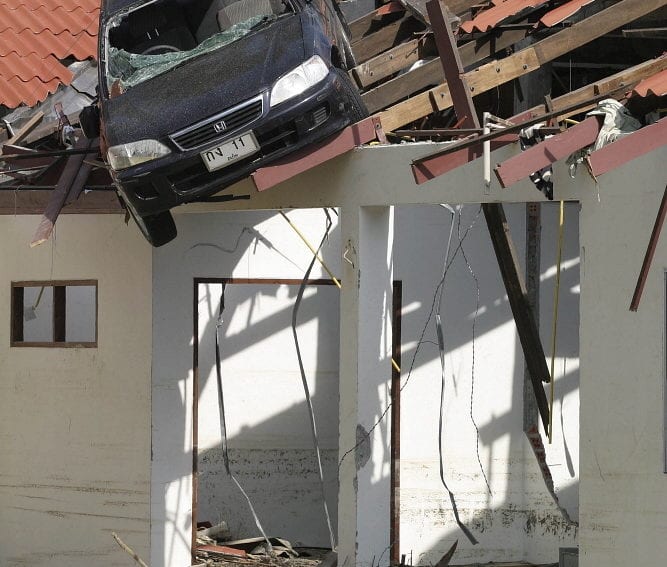 car_roof_tsunami_thailand_Fredrik_Naumann_Panos