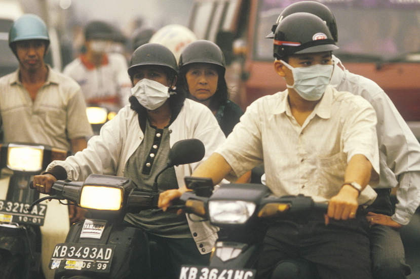 haze_indonesia_people_with_masks_Paul_Lowe_Panos