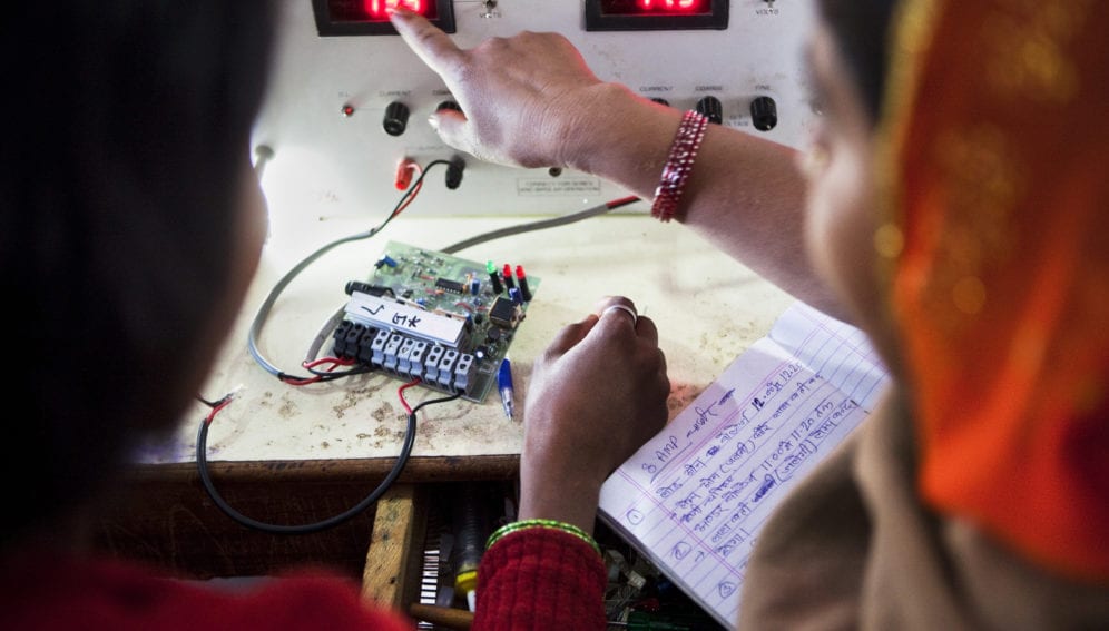 indian women learning solar power engineering_panos