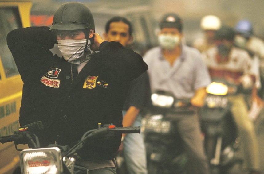 indonesia_haze_motorcycles_Paul_Lowe_Panos