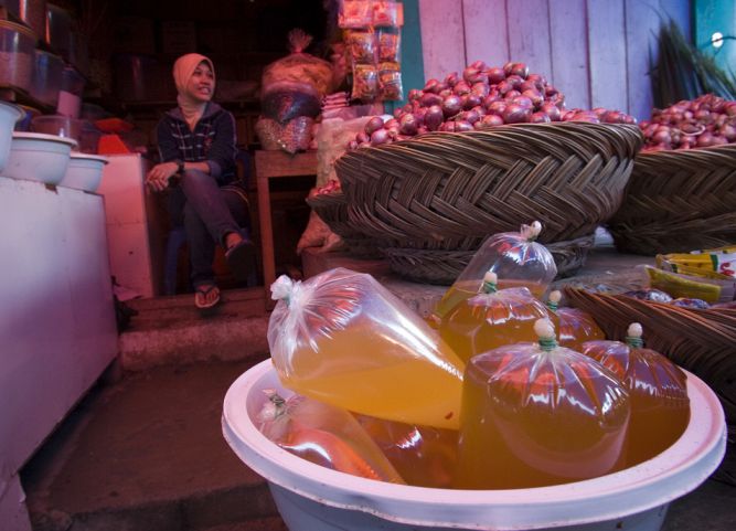 Palm oil for sale at a market