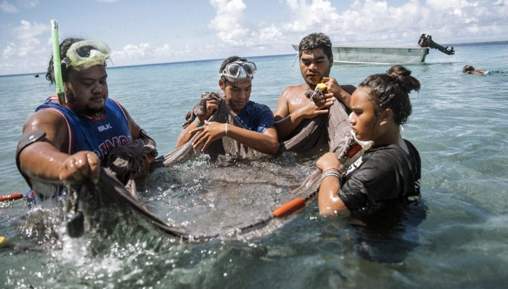 tokelau people catch fish_panos