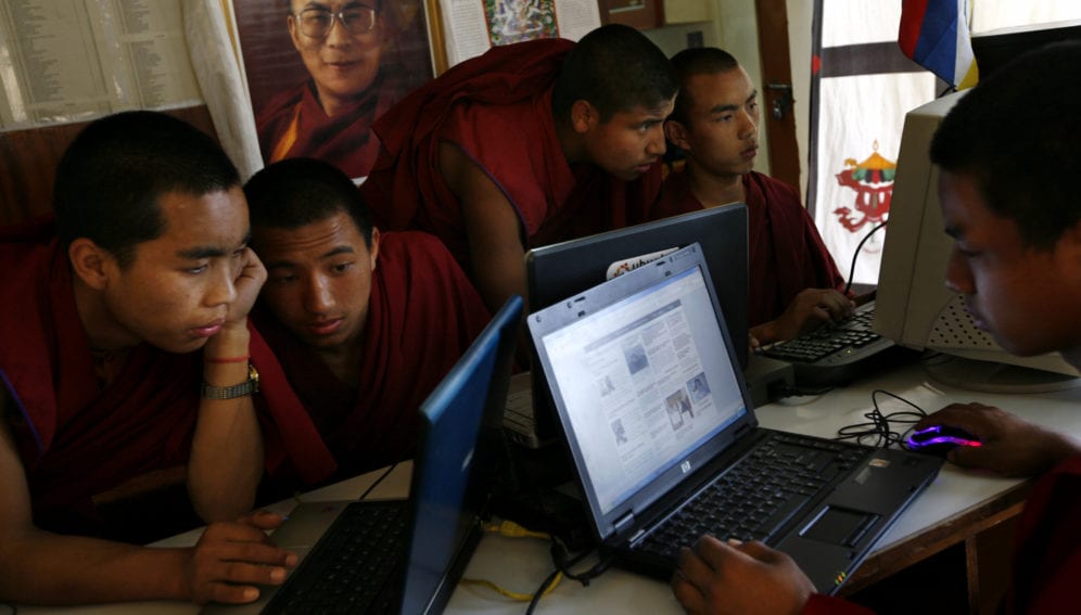 young monks read news online_panos