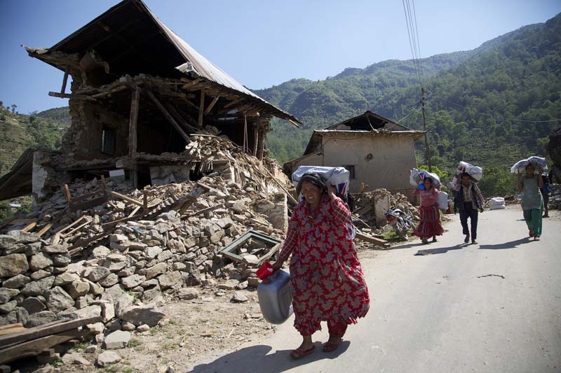 Quake_victims_carrying_relief_materials