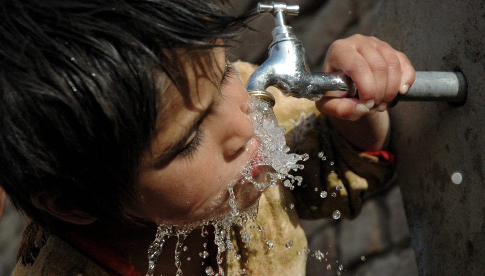 A_child_drinking_water_from_tap