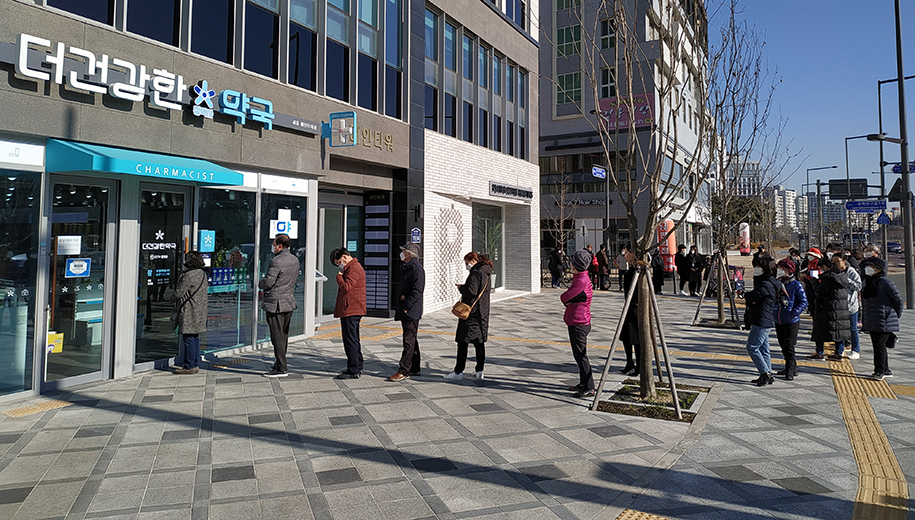 Line at a pharmacy in South Korea - main