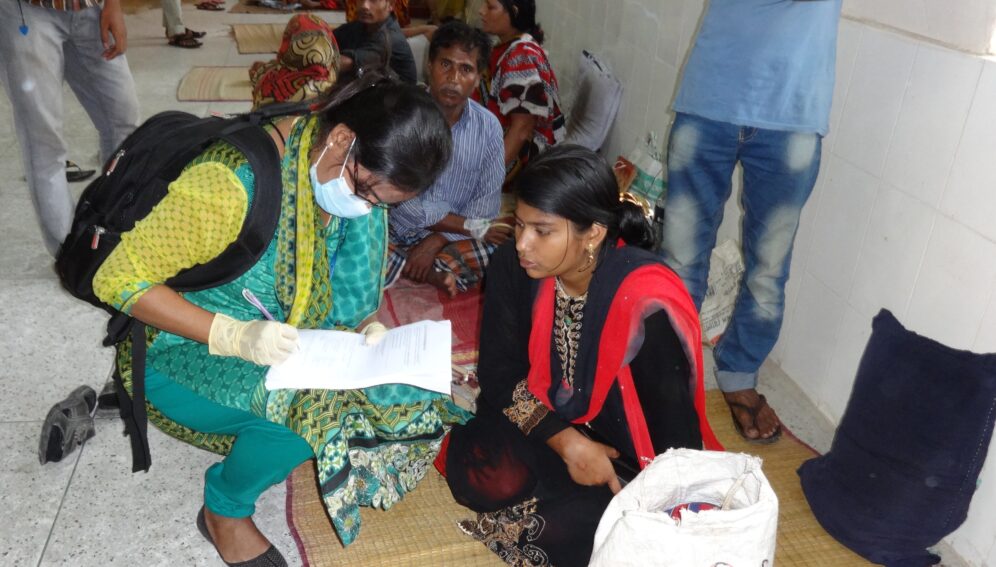 A_doctor_interviews_a_patient_during_a_cholera_outbreak_in_Chuadanga,_Bangladesh_in_2013
