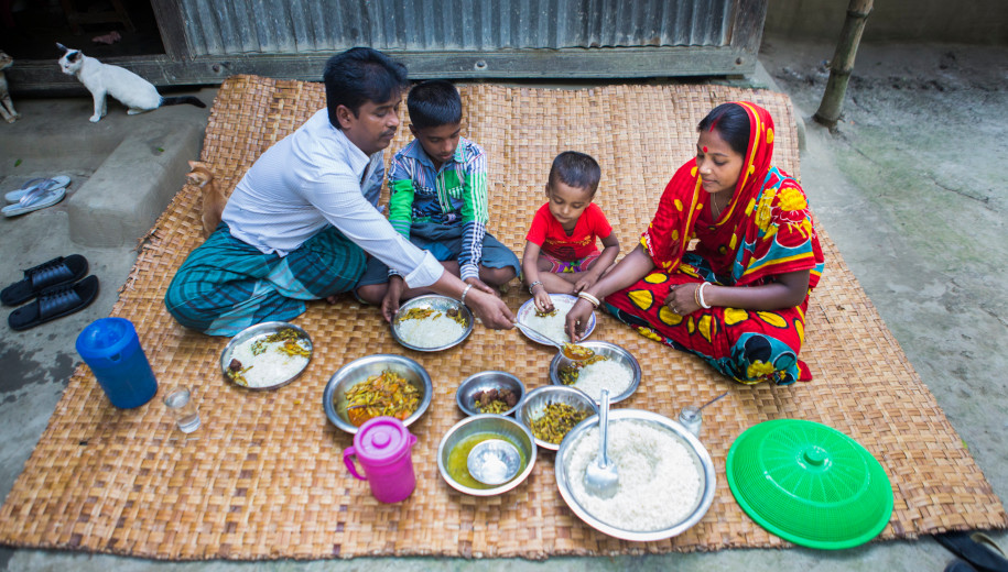 Bangladesh family eating - main