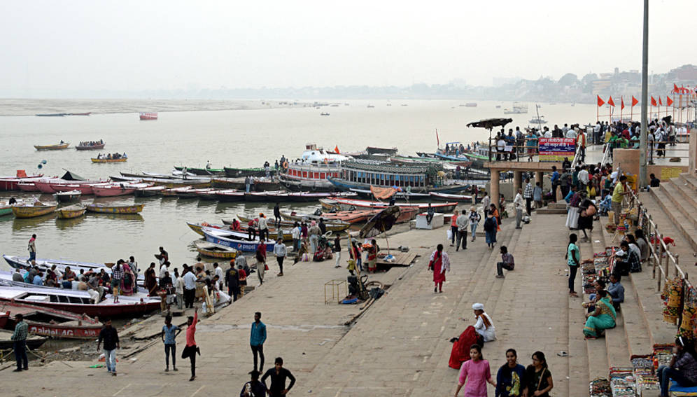 Varanasi Ganges Riverfront. By Ray_LAC (Flickr)