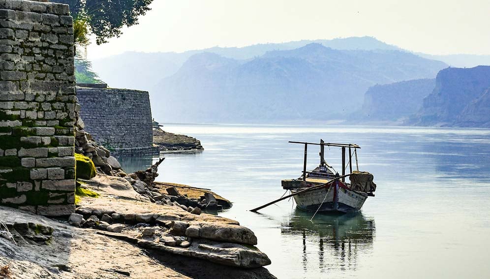 Makad_boat_On_Indus_MAIN A boat on the Indus River in Makhad, Punjab, Pakistan. Water experts have suggested that the India-Pakistan water treaty (which governs the sharing of the Indus River) should be strengthened to factor in challenges such as climate change or be scrapped entirely.