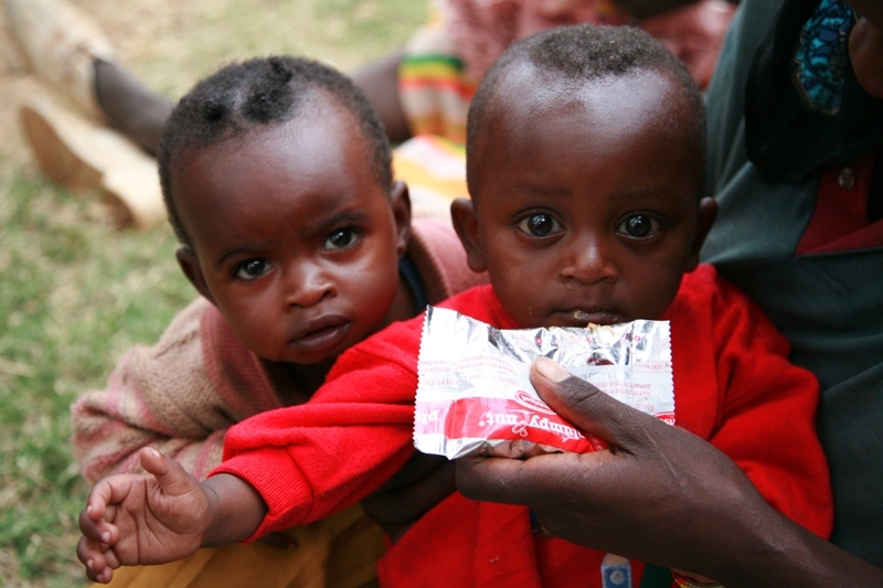 Children_receive_PlumpyNut_Ethiopia_WikimediaCommons_800x533