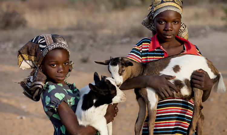 Girls Holding Goats_Abbie Trayler-Smith_Panos