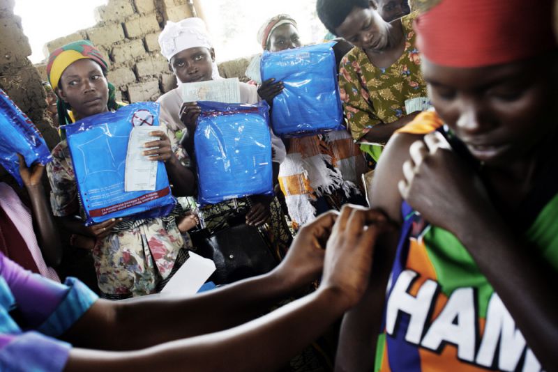 Women receiving malaria jab
