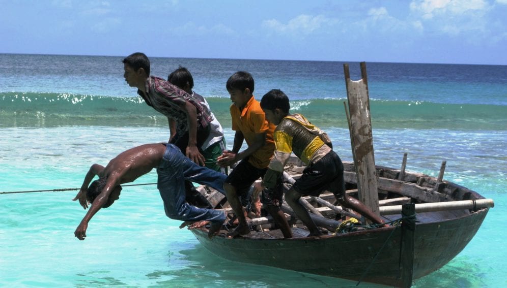 Maldivian_children_at_sea