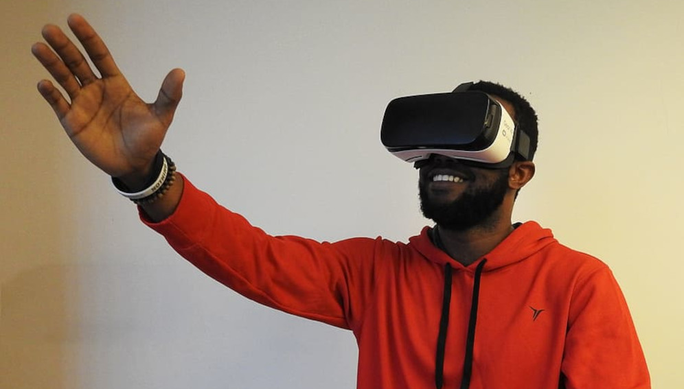 Man wearing VR goggles. Source: pxfuel.com