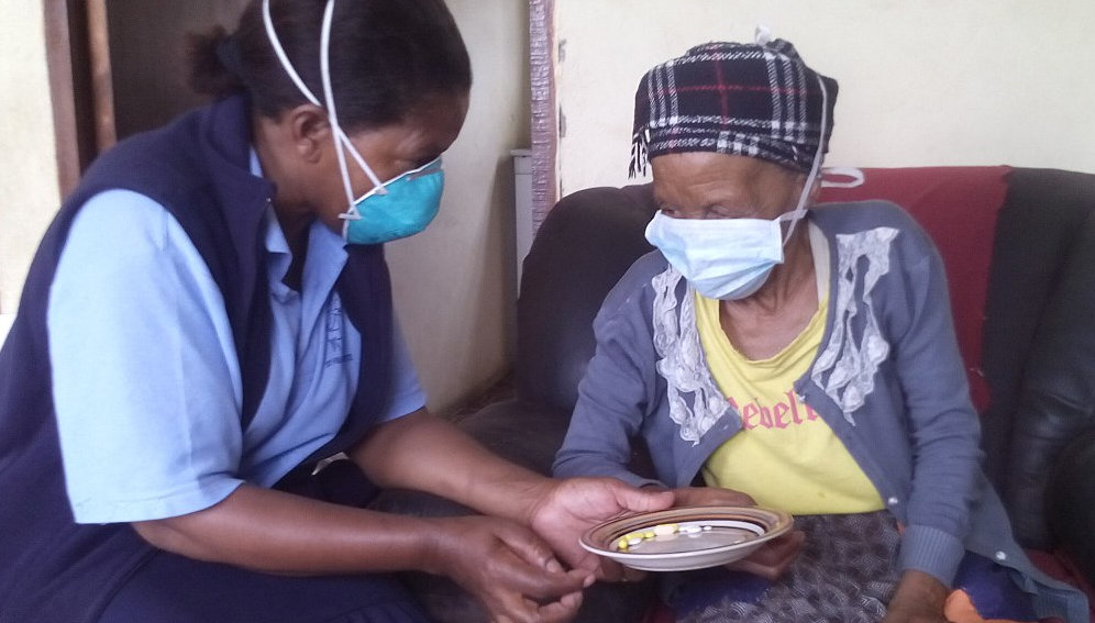 A community care worker providing treatment to a TB patient at her home in South Africa. Photo by Stherere23 ( Creative Commons Attribution-Share Alike 4.0 International license)