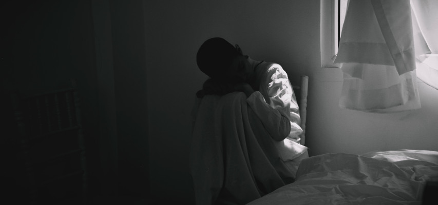 [Photo: Foto Pessoa no capuz cinza sentado na cama – Imagem de Cinza grátis no Unsplash]