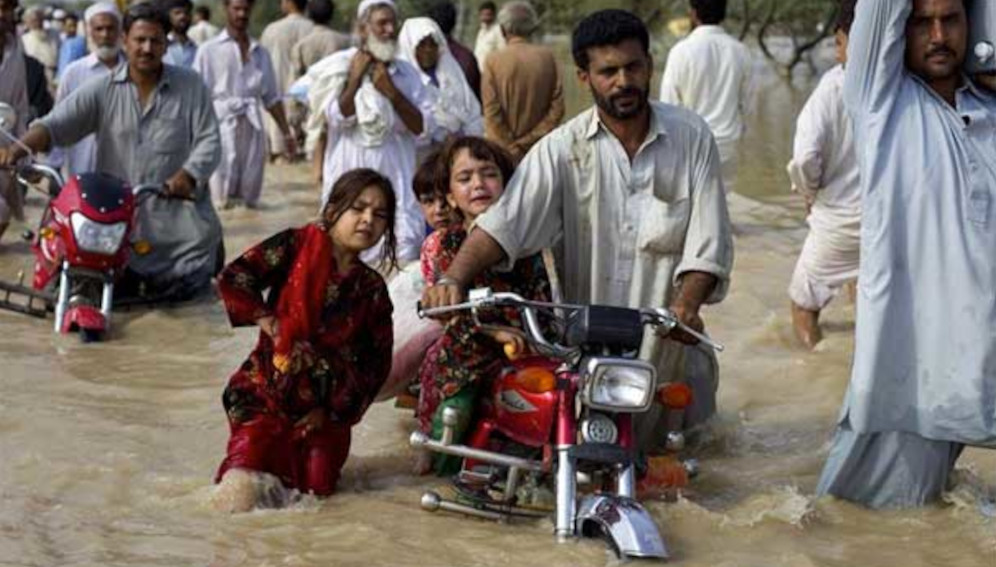 Floods Pakistan A father evacuates his children: credit - Samenwerkende Hulporganisaties - https://www.flickr.com/photos/giro555/4924361346/ (CC BY-SA 2.0 DEED)