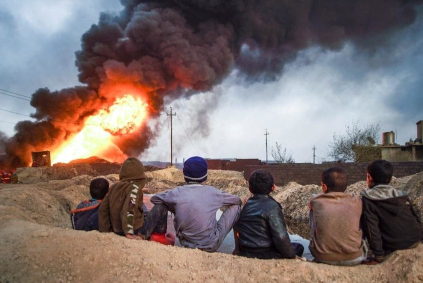 

		أطفال مدينة القيارة جنوبي الموصل بالعراق في نوفمبر 2016، يراقبون مشهد احتراق آبار النفط



