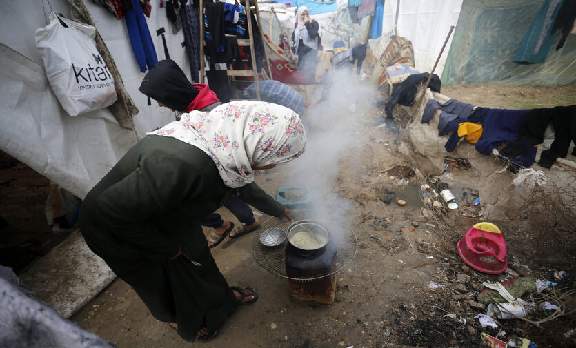 أمهات غزة يكافحن لإطعام أطفالهن، في ظل شح الوقود والمواد الغذائية

