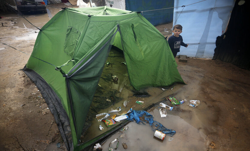مخيمات النازحين غير ملائمة لأجواء الشتاء، فالأمطار الغزيرة تغمرها، بينما يتسبب الهواء في تدميرها
