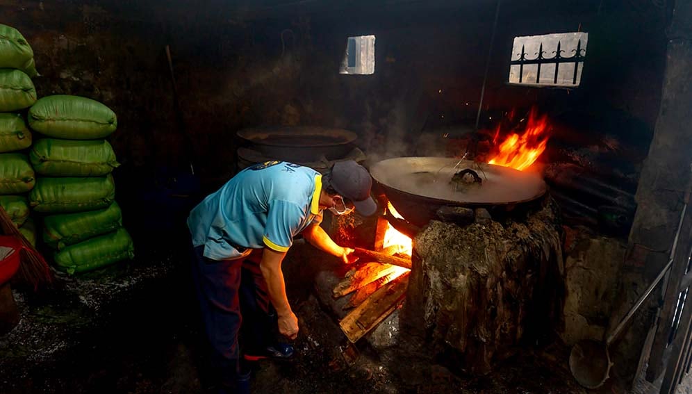 Using firewood to cook. Photo by Quang Nguyen Vinh: https://www.pexels.com/photo/person-cooking-using-firewood-13757326/